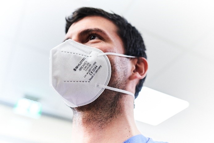 Pfleger mit medizinischer Gesichtsmaske - OP Maske