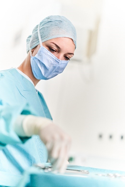 Krankenschwester mit OP-Maske